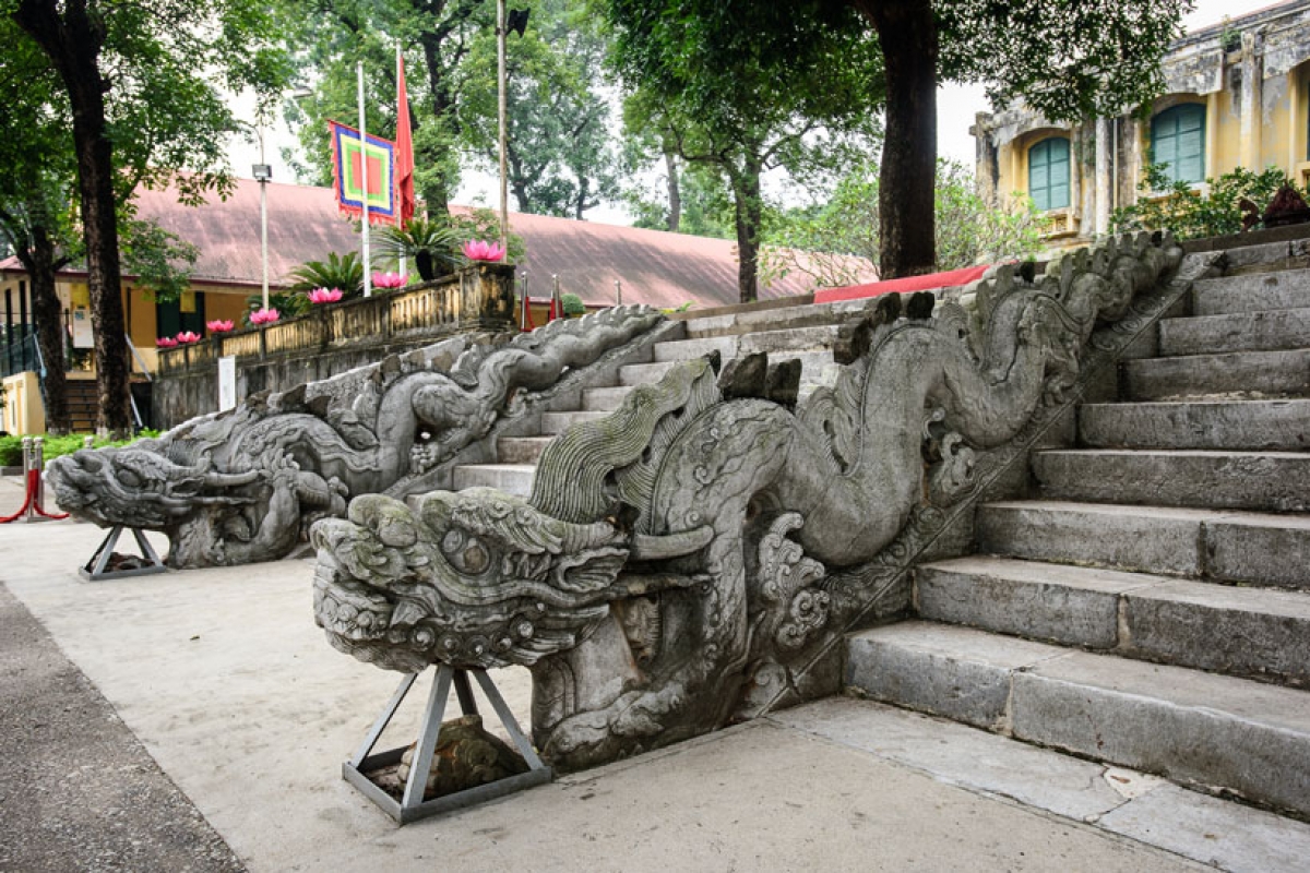 Rồng đá điện Kính Thiên