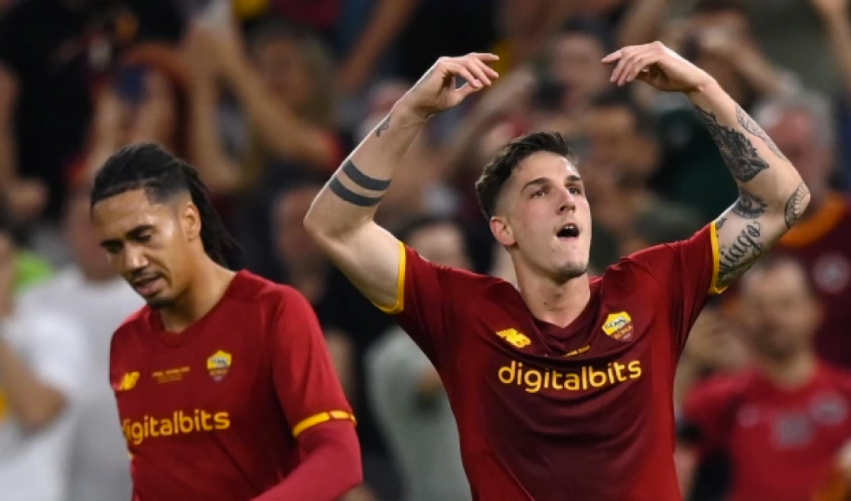 Nicolo Zaniolo (phải) ăn mừng khi ghi bàn thắng ở phút 32.