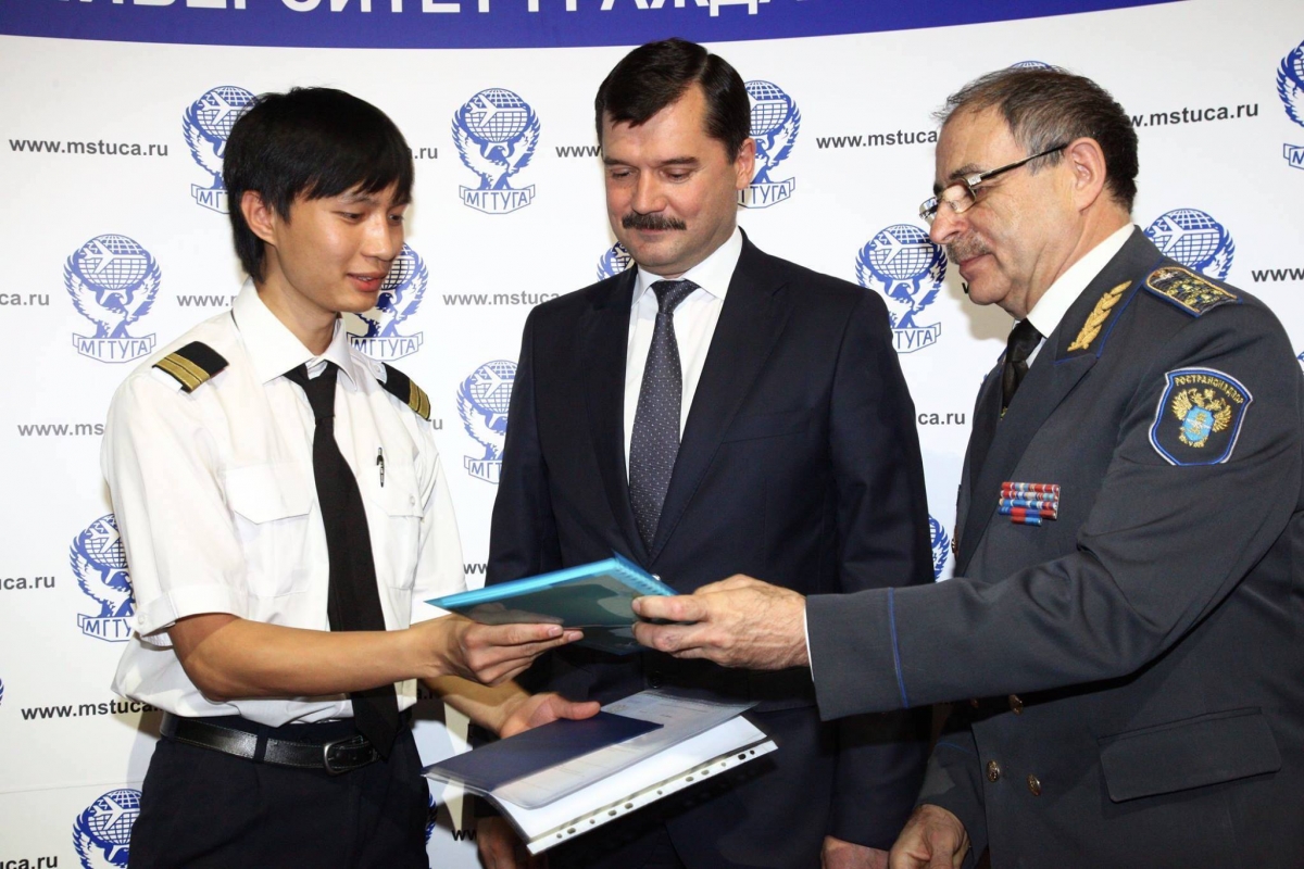 Lê Đình Nghĩa tốt nghiệp đại học ở Nga (Ảnh: NVCC)