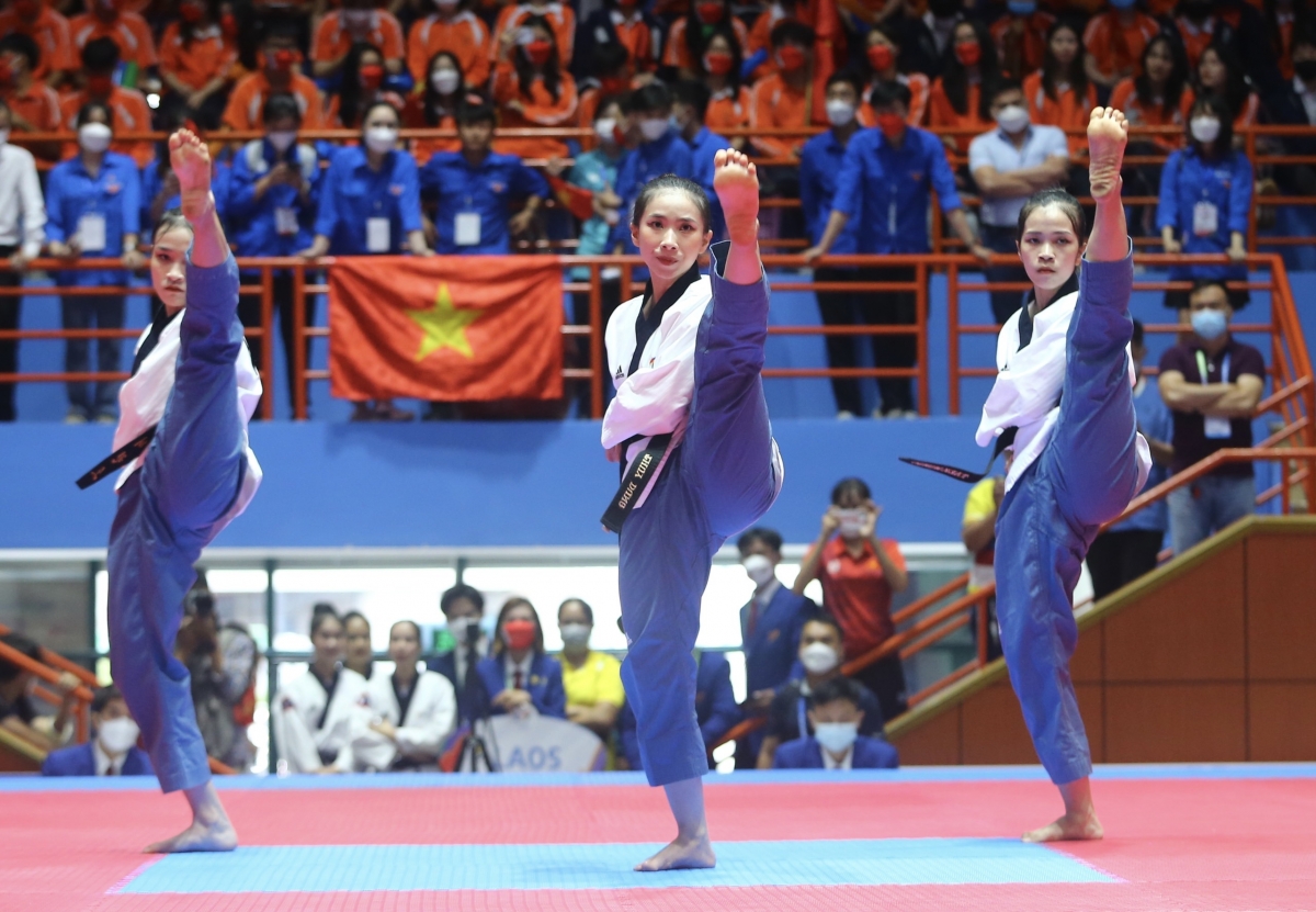 Nguyễn Thị Kim Hà, Ngô Thị Thùy Dung, và Nguyễn Thị Hồng Trang đòi lại thành công tấm HCV quyền đồng đội nữ