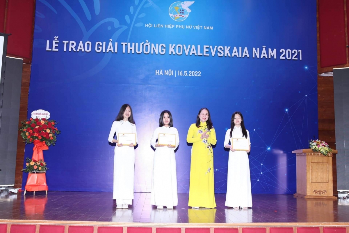 Phó Chủ tịch nước Nguyễn Thị Ánh Xuân tặng học bổng cho 3 nữ sinh trường THPT chuyên KHTN - ĐH Quốc gia Hà Nội 