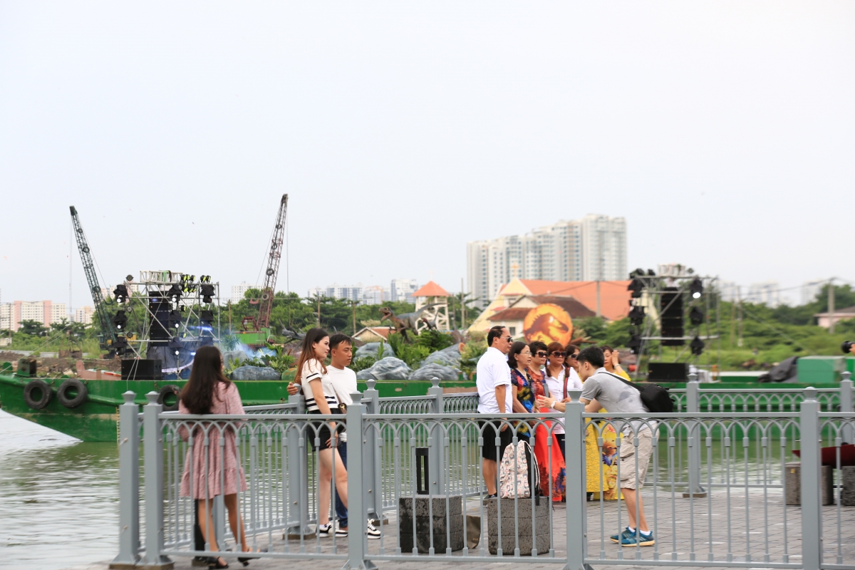 Ở mỗi địa điểm những chú khủng long đi qua, rất nhiều người tranh thủ chụp ảnh check-in