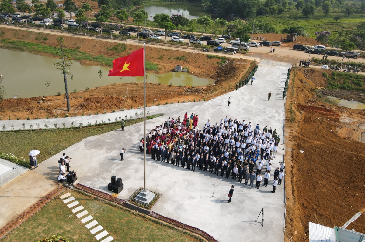 Buổi lễ chào cở đặc biệt của cán bộ, giảng viên, nhân viên ĐHQG Hà Nội  nhân ngày sinh nhật Bác tại trụ sở mới  Hòa Lạc