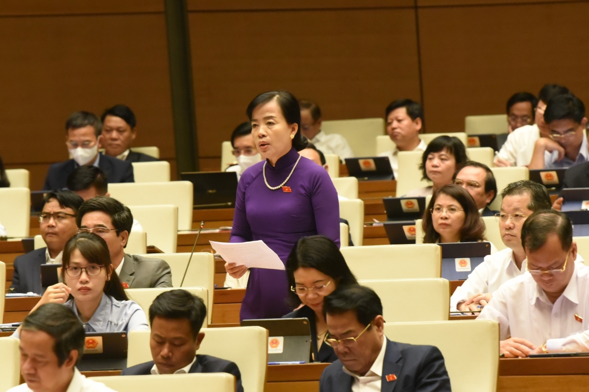 Đại biểu Nguyễn Thị Kim Thúy, đoàn Đà Nẵng phát biểu tại hội trường chiều 23/5/2022  Ảnh: quochoi,vn