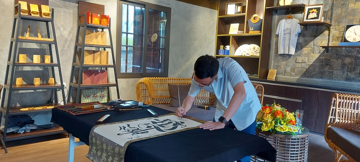 Đỗ Thế Thành viết chung bức 