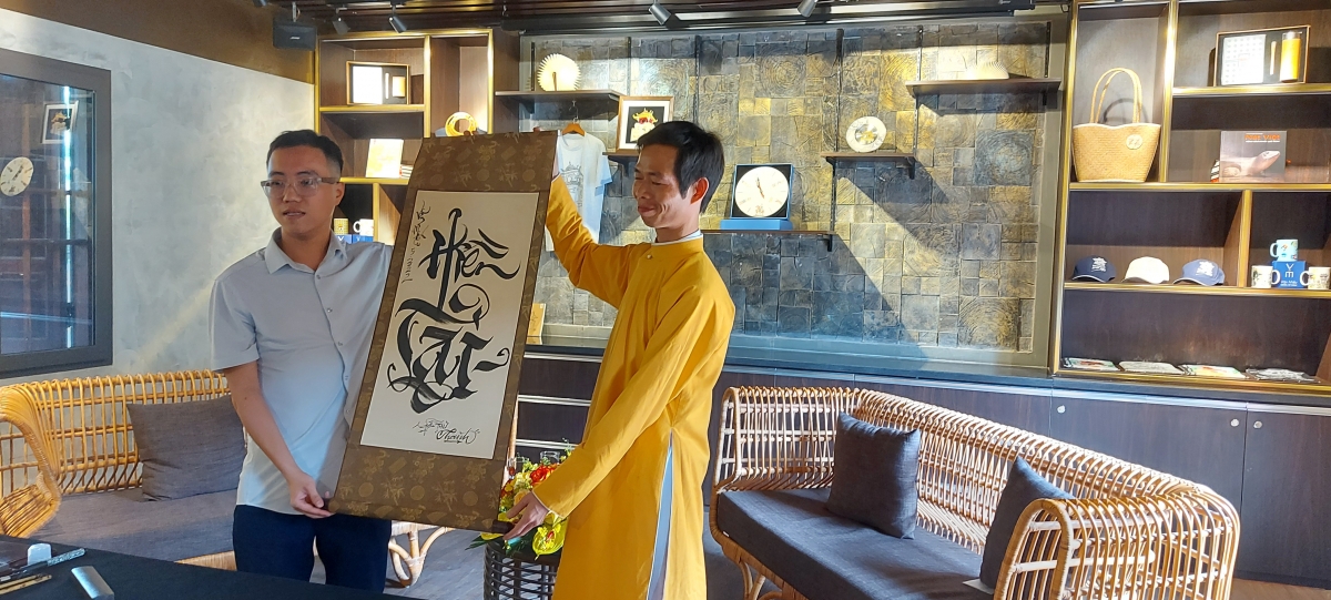 Sự kết hợp giữa Thư pháp và Graffiti trên cùng một tác phẩm của Ngẫu Thư Nguyễn Thanh Tùng và Đỗ Thế Thành, Admin fanpage - group: Graffiti Việt Nam