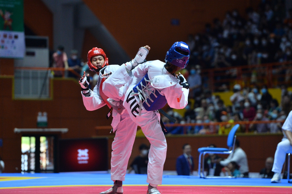 Trương Thị Kim Tuyền (giáp xanh) giành HCV đối kháng đầu tiên cho đội tuyển Taekwondo Việt Nam 