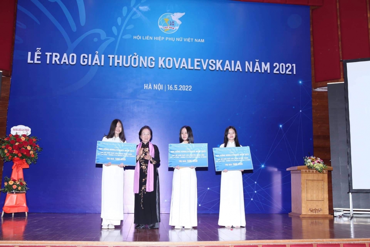 Nguyên Phó Chủ tịch nước Nguyễn Thị Doan trao học bổng cho 3 nữ sinh  