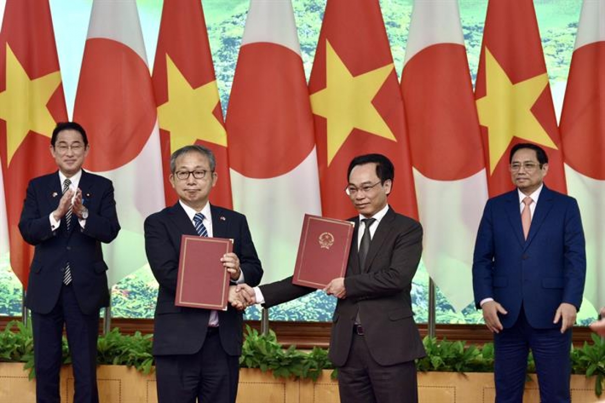 Thứ trưởng Hoàng Minh Sơn và Đại sứ Nhật Bản Yamada Takio trao đổi Công hàm về Dự án tăng cường năng lực trong lĩnh vực nghiên cứu hàn cho Trường Đại học Bách khoa Hà Nội  