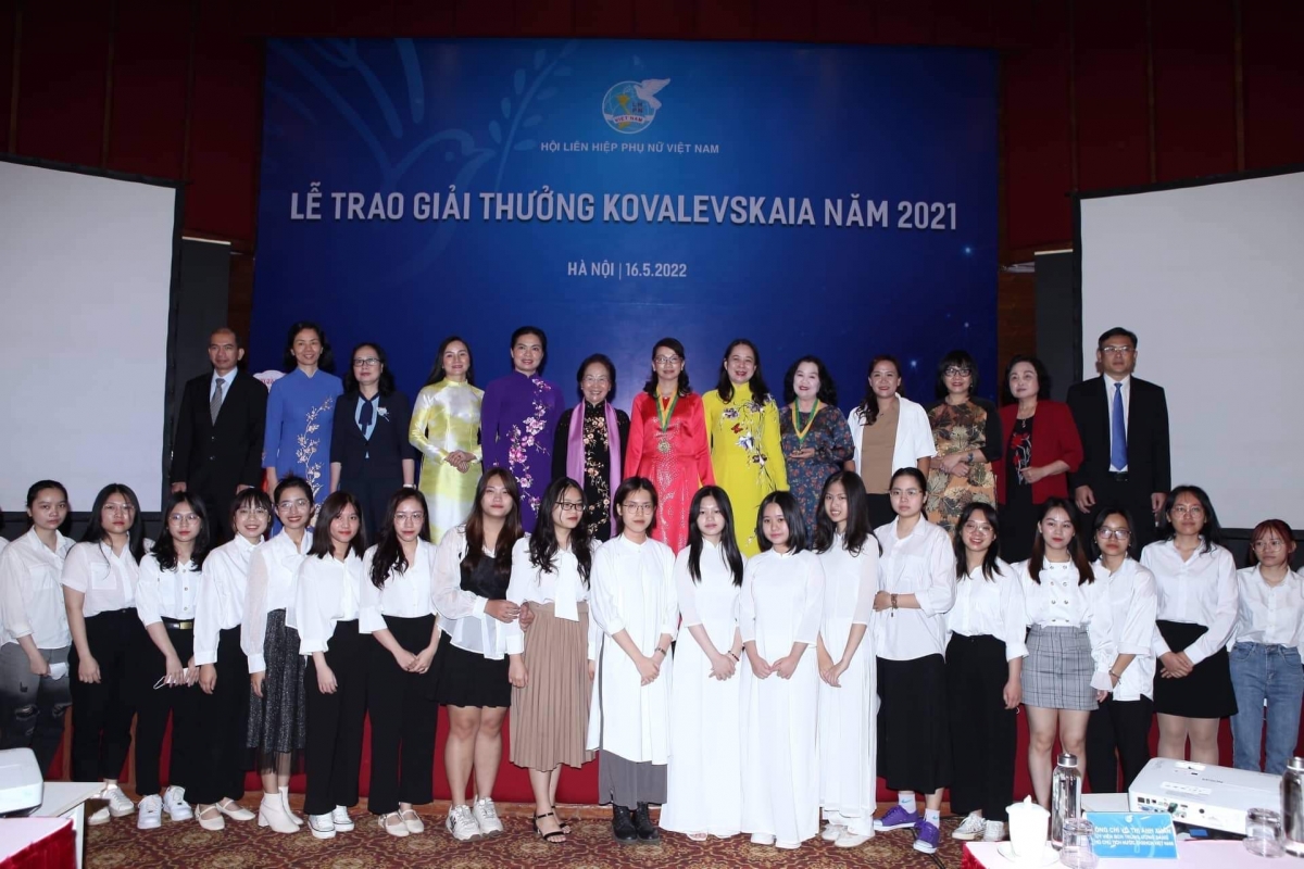 Vinh dự được tham dự lễ trao giải thưởng và được nhận học bổng Kovalevskaia 