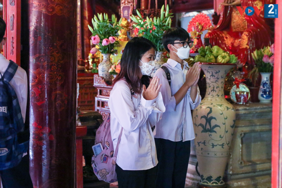 Kỳ thi lớp 10 Hà Nội sẽ diễn ra trong hai ngày 18 và 19/6/2022. Gần 130.000 sĩ tử nhưng sẽ chỉ có 77.000 suất vào các trường THPT công lập.