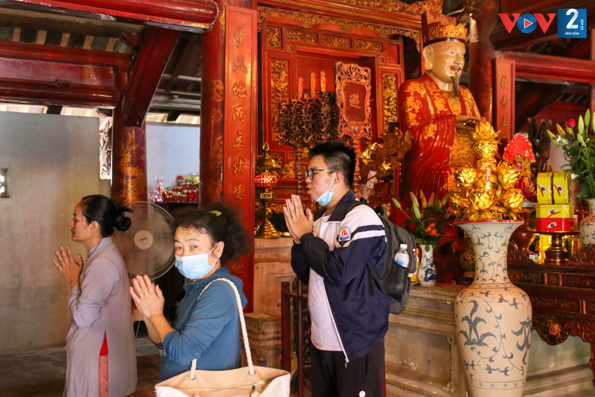 “Tranh thủ giờ tan học em và các bạn ghé qua Văn Miếu để cầu may. Em chỉ mong sẽ làm bài thật tốt và cũng cầu cho tất cả bạn bè đều vượt qua kỳ thi này”, Quang Anh (Đống Đa, Hà Nội) chia sẻ.