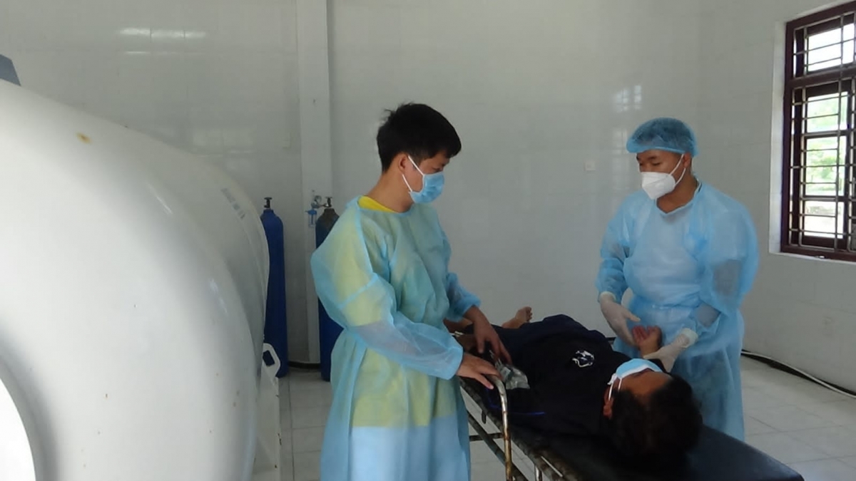 Y, bác sĩ Bệnh xá đảo Song Tử Tây tiến hành điều trị cho bệnh nhân