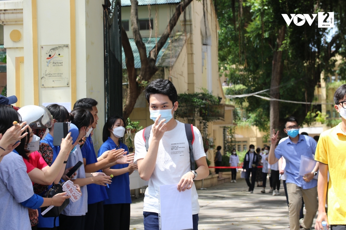 Thí sinh hoàn thành bài thi môn Ngữ văn sáng ngày 18/6