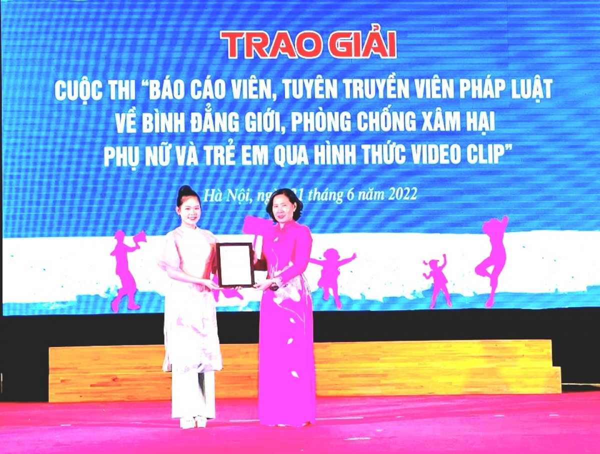 Chủ tịch Hội LHPH TP.HN Lê Kim Anh trao giải nhất cho thí sinh Nguyễn Phương Anh, tổ trưởng Tổ Phụ nữ trẻ phường Phúc Lợi, quận Long Biên, Hà Nội 