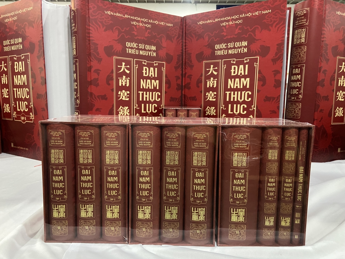 Lần đầu ấn bản tiếng Việt bộ sách 