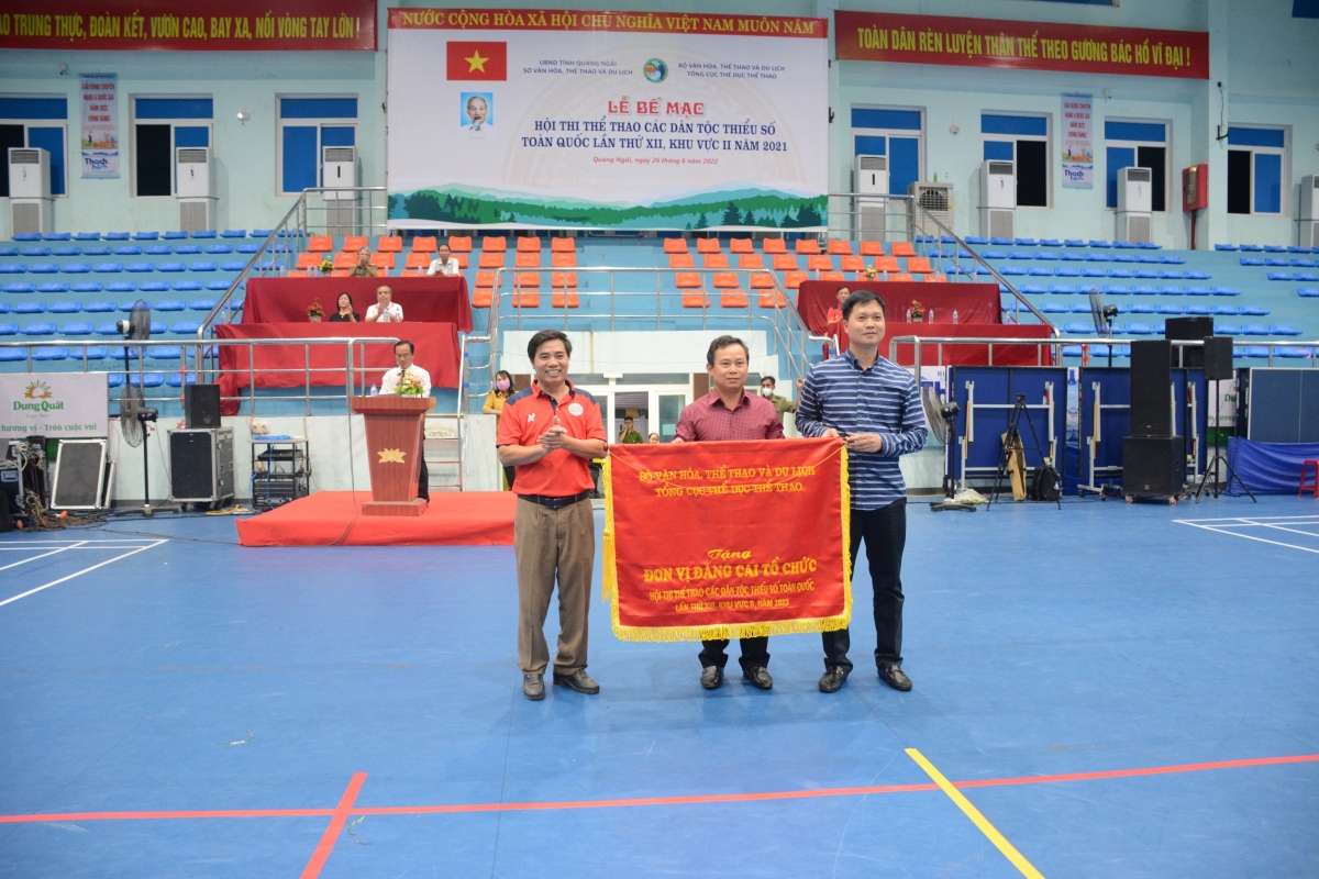 Ban Tổ chức trao cờ đăng cai cho đại diện tỉnh Gia Lai