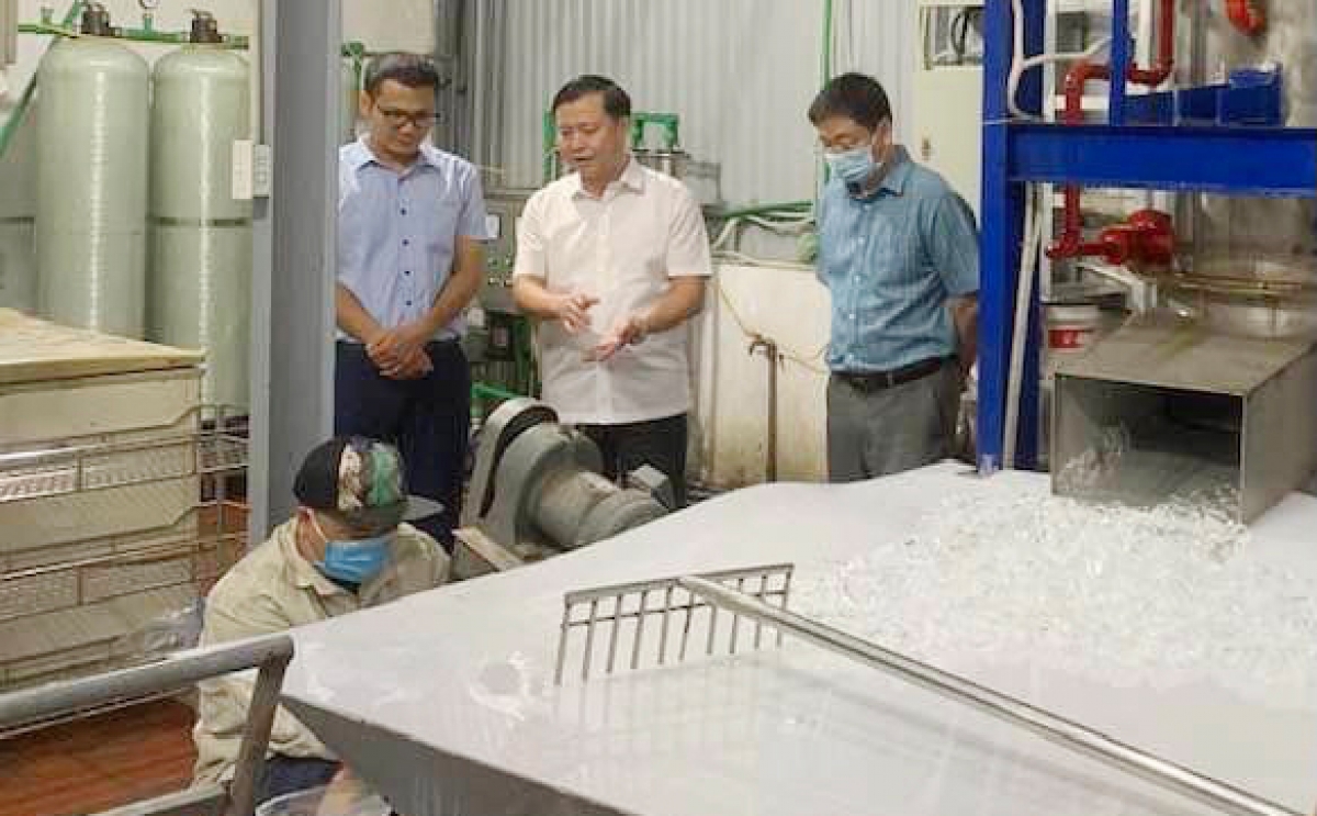 Chi cục ATVSTP Hà Nội kiểm tra một cơ sở sản xuất đá viên 