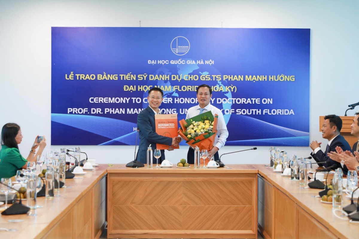 GS.TS Nguyễn Hữu Đức - Tổng Biên tập sáng lập Tạp chí Khoa học Vật liệu và Linh kiện tiên tiến, nguyên Phó Giám đốc ĐHQGHN Hà Nội chúc mừng GS.TS Phan Mạnh Hưởng 