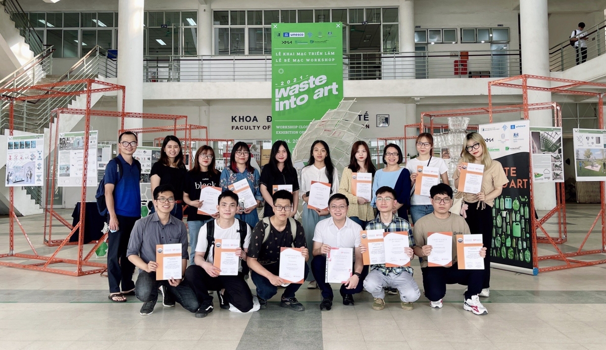 TS Đặng Thị Thanh Huyền ( hàng thứ 2, thứ 3 từ phải sang) đưa sinh viên tham gia khóa đào tạo ngắn hạn tư duy lãnh đạo quốc tế tại Singapore 
