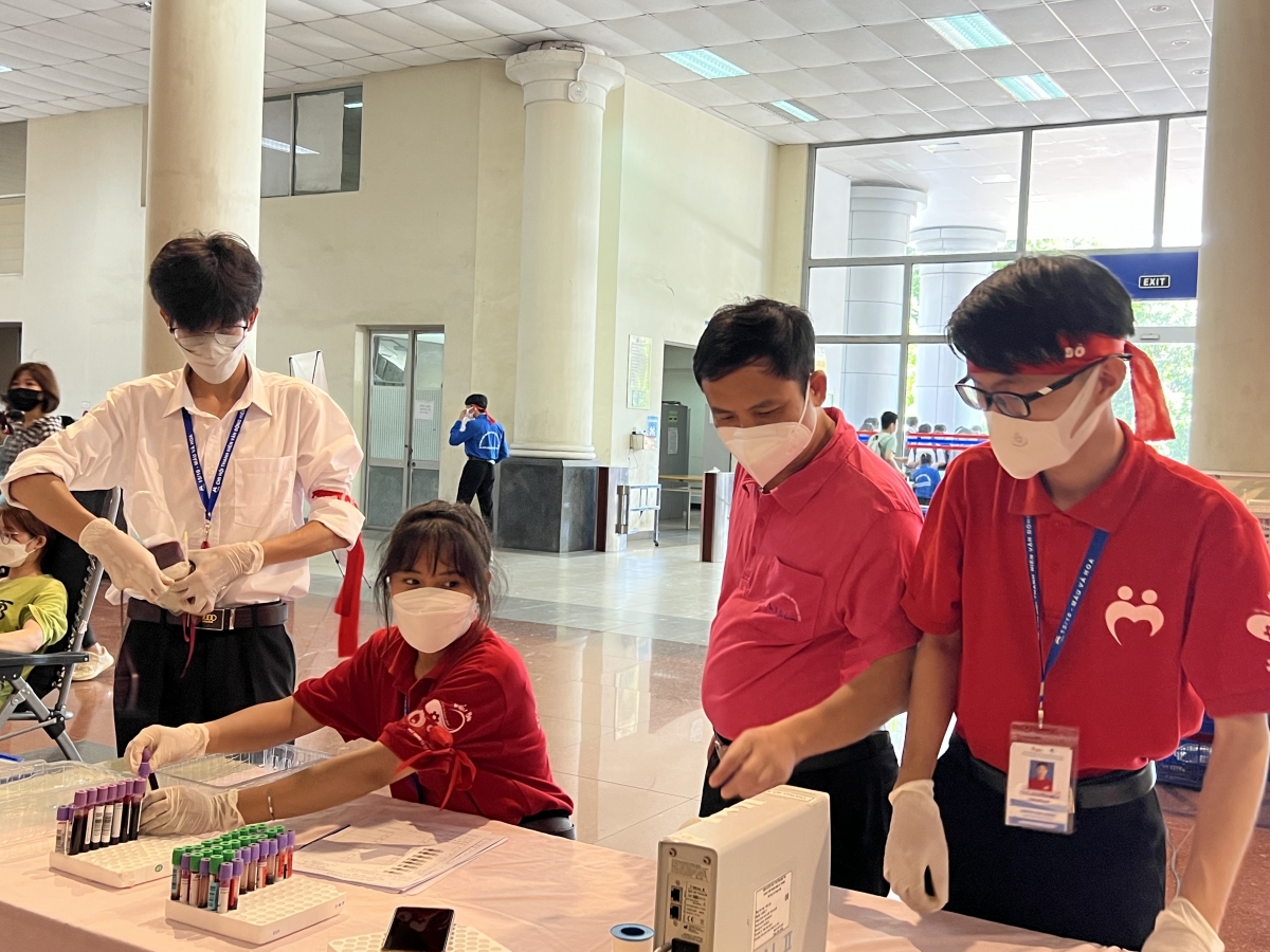 Thạc sỹ, bác sĩ Hải Nguyện (thứ hai từ phải sang) đang hướng dẫn các bạn tình nguyện viên của ĐH BK Hà Nội 