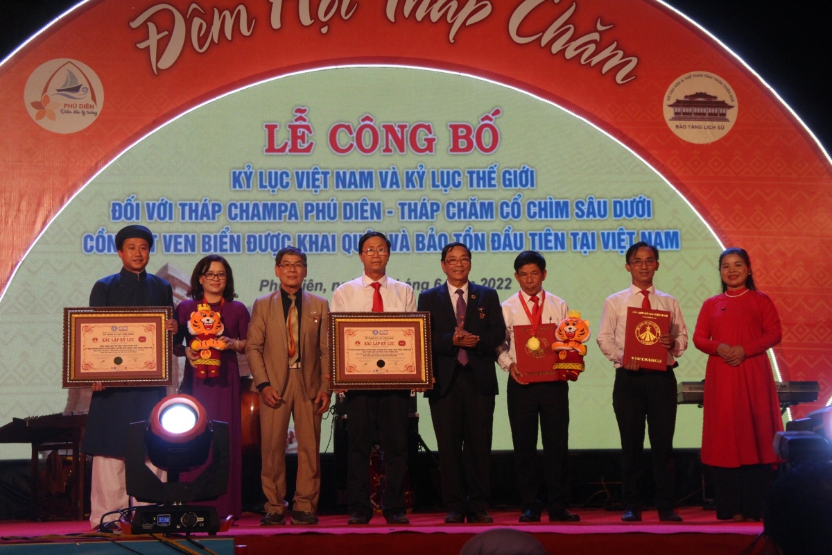 Lễ công bố và trao quyết định diễn ra do Bảo tàng Lịch sử tỉnh phối hợp với chính quyền tổ chức.
(Ảnh BTC cung cấp)
 