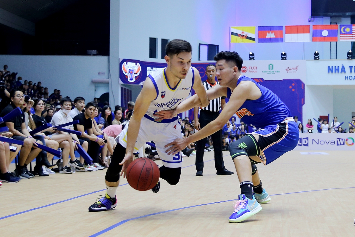 Ho Chi Minh City Wings (trắng) gặp Hanoi Buffaloes trong trận đấu khai mạc VBA 2022