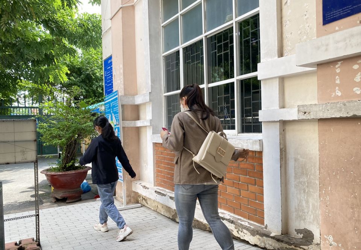 Nhiều người dân phải ra về khi nhận thông báo hết vaccine