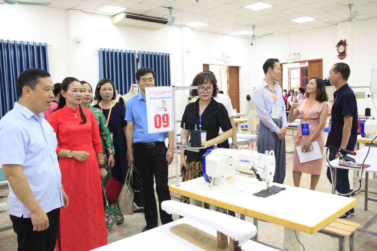 PGS.TS Nguyễn Thị Việt Hương (Phó Tổng cục trưởng Tổng cục Giáo dục nghề nghiệp, Bộ LĐ-TB-XH) kiểm tra công tác tổ chức thi tại Hội đồng thi số 4 - Nghề Công nghệ thời trang.