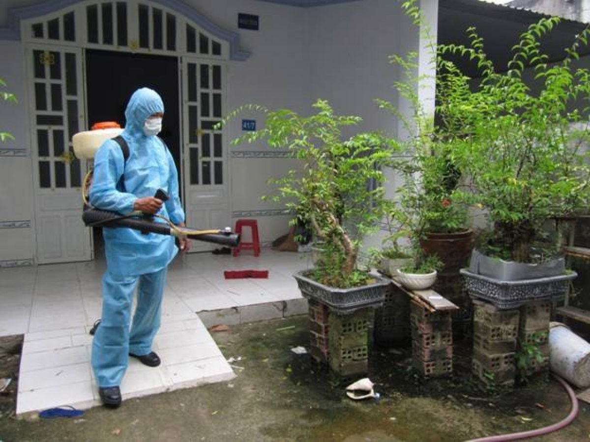 Phun thuốc diệt muỗi chỉ là một  trong nhiều biện pháp để phòng chống sốt xuất huyết. Ảnh: minh họa