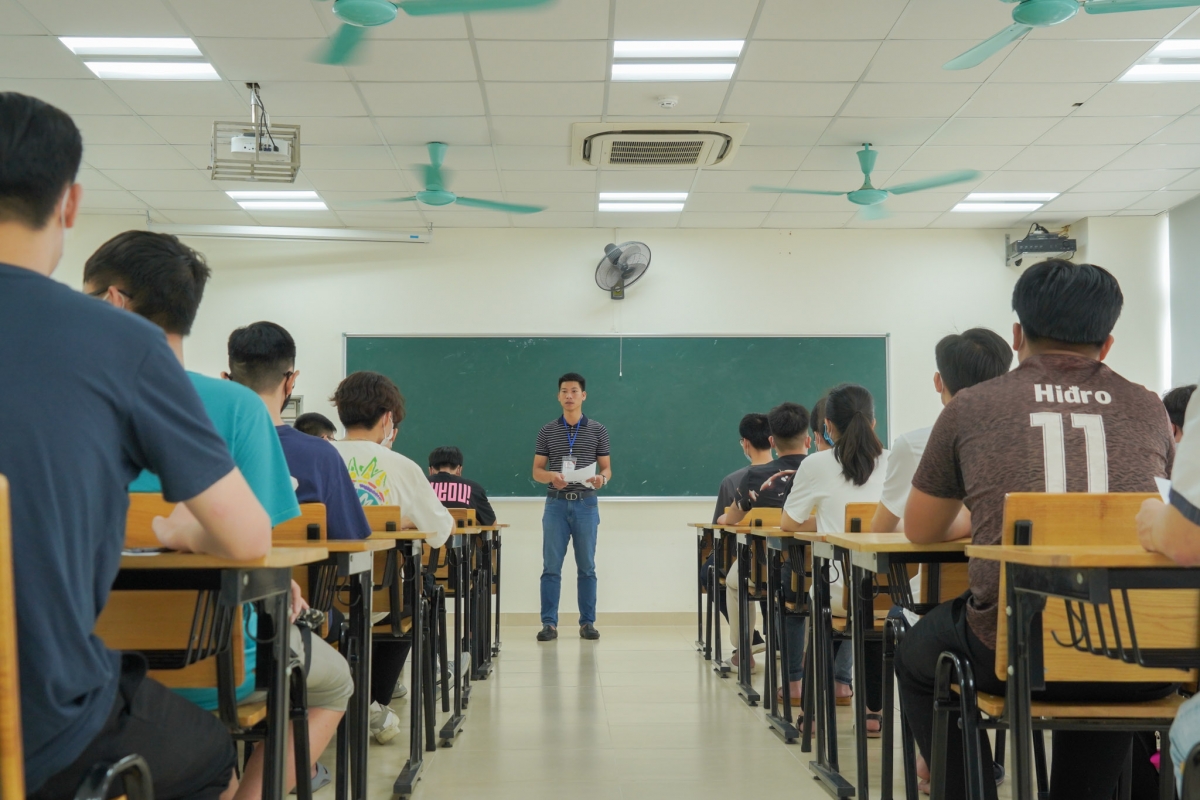Thí sinh được phổ biến quy chế thi, biết được vật dụng nào được phép mang vào phòng thi, giảm thiểu việc ùn ứ các vật dụng thí sinh để ở ngoài phòng thi...
 