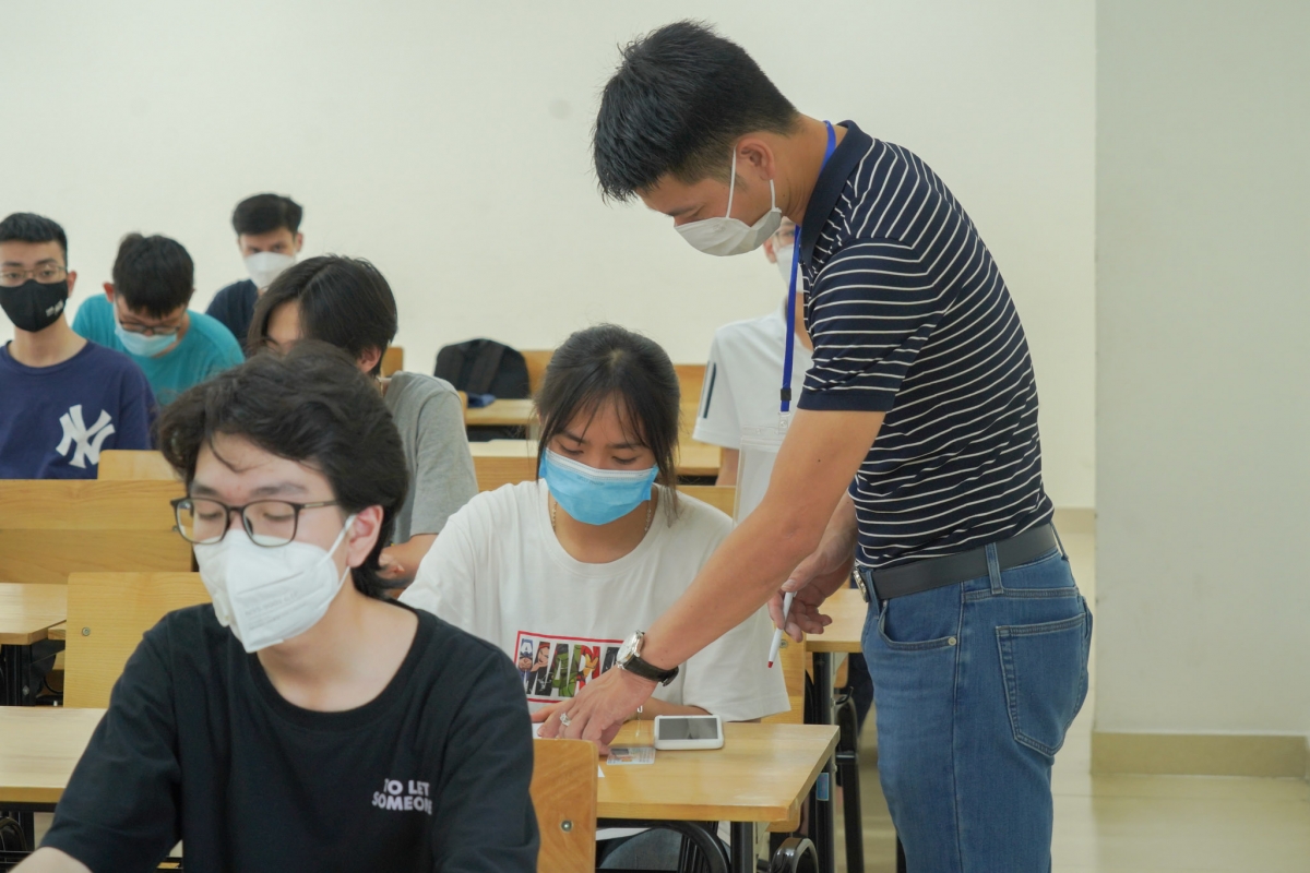 Cán bộ coi thi giúp thí sinh chỉnh sửa, bổ sung lại thông tin
 