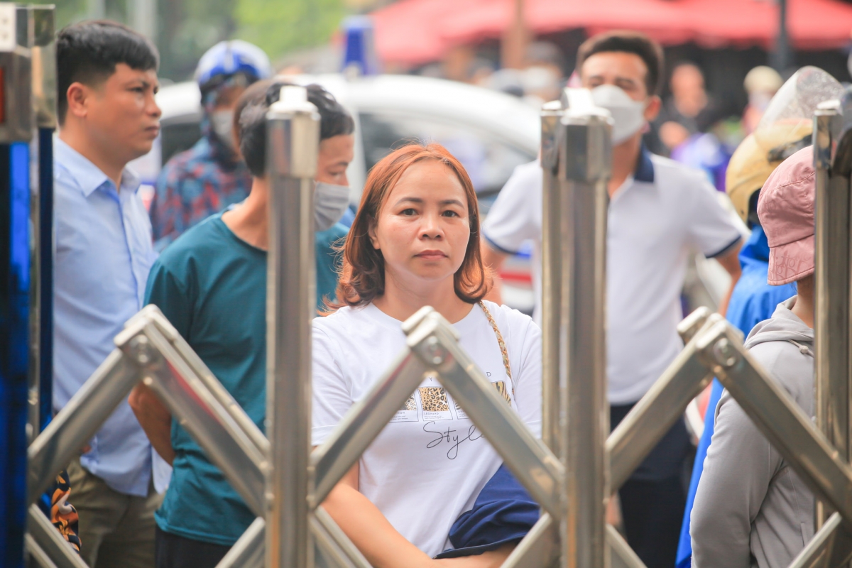 Hình ảnh quen thuộc bên ngoài phòng thi- các phụ huynh chờ con
 