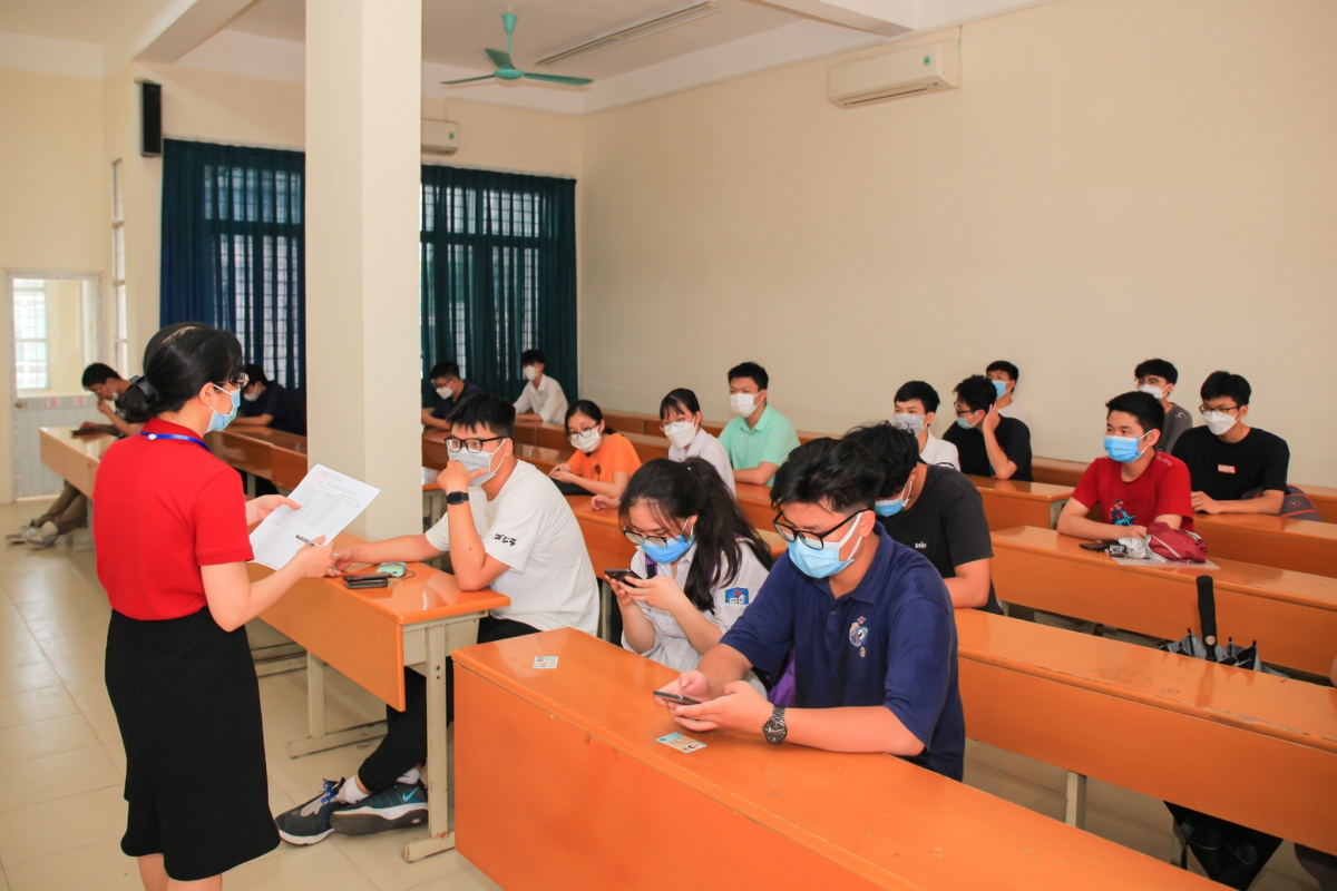 Bài thi đánh giá tư duy sẽ được thi trên giấy, theo hình thức trắc nghiệm như thi THPT. Riêng môn Toán và tiếng Anh có một phần tự luận để đánh giá cách tư duy và khả năng trình bày của các thí sinh.