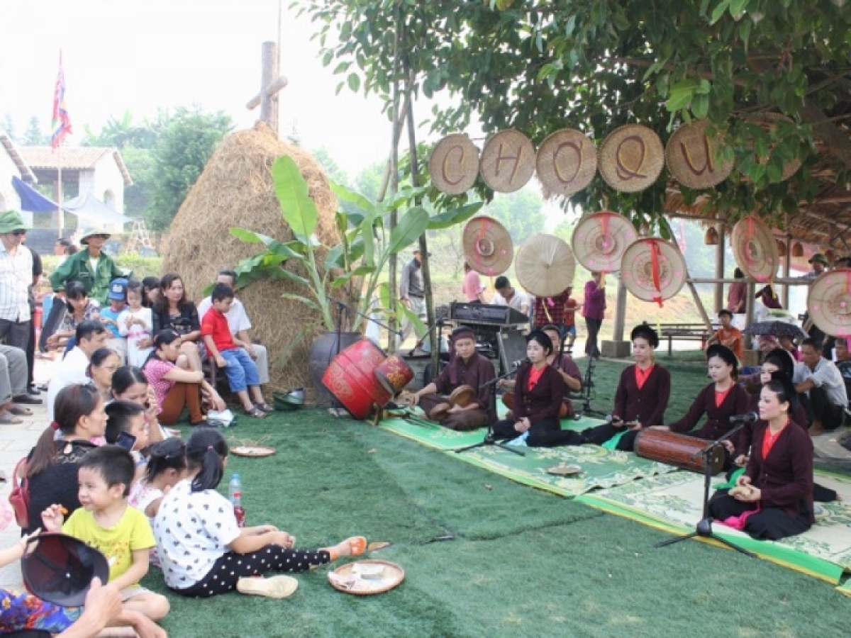 Thưởng thức và giao lưu văn nghệ                             Ảnh: langvanhoa.com.vn