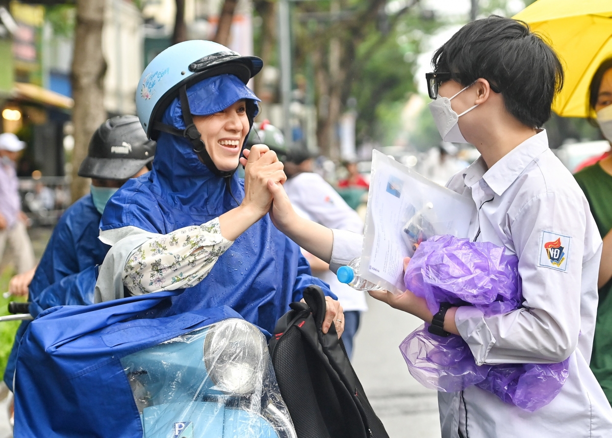 Thí sinh hoàn thành xong bài thi môn Toán chiều 7/7