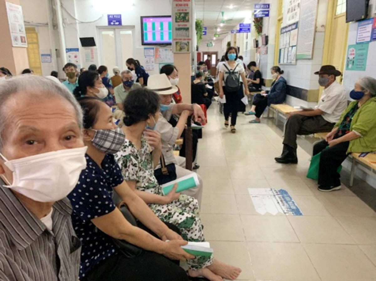 Số bệnh nhân bị sốt, viêm họng, tăng huyết áp do nắng nóng gia tăng