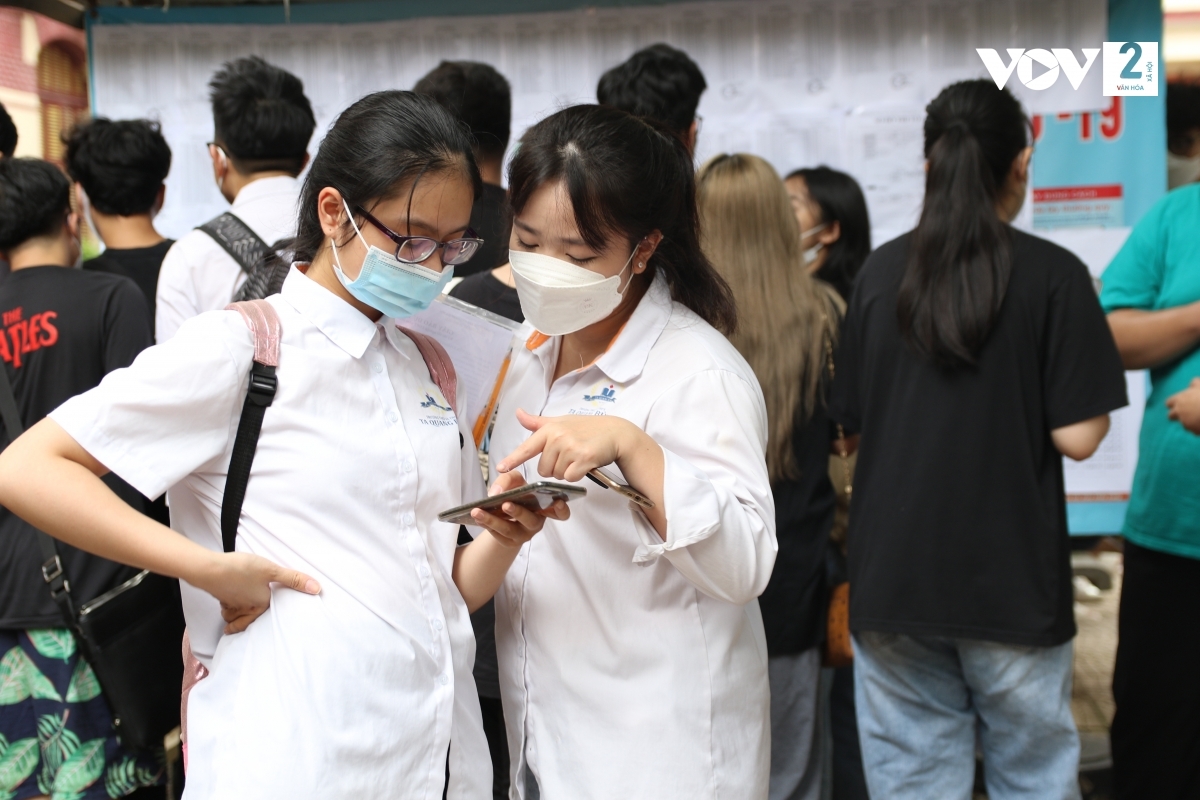 Thí sinh hoàn thành bài thi môn Ngữ văn, Kỳ thi tốt nghiệp THPT năm 2022