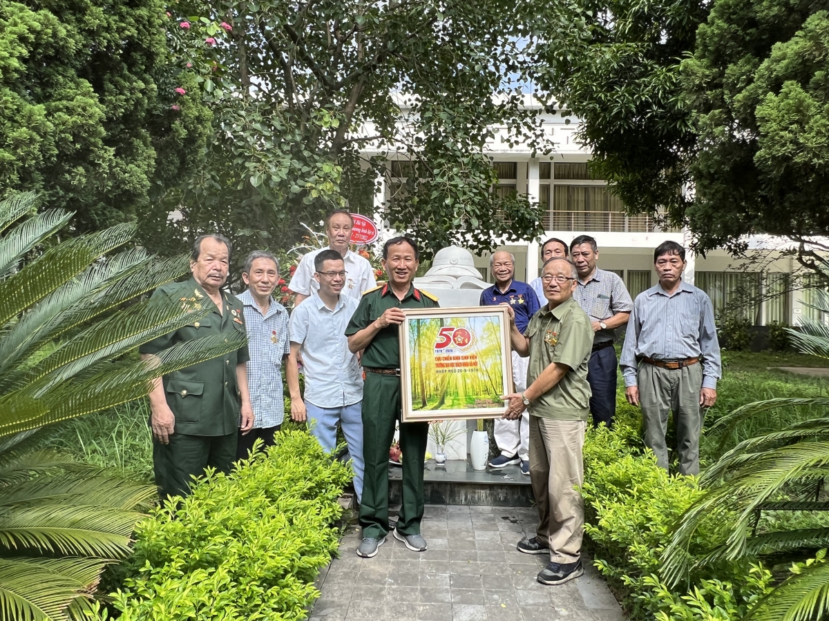 Bức tranh kỳ niệm 50 năm ngày nhập ngũ được các CCB trao cho PGS.TS Nguyễn Nhật Trinh - Chủ tịch Hội CCB trường ĐH Bách Khoa Hà Nội