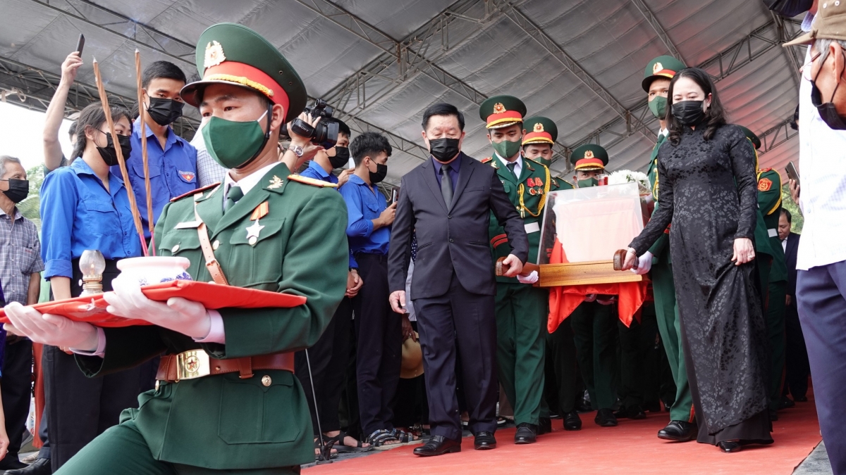 Trưởng ban Tuyên giáo T.Ư Nguyễn Trọng Nghĩa và Phó Chủ tịch nước Võ Thị Ánh Xuân tiễn đưa hài cốt các liệt sĩ hy sinh tại cứ điểm Xuân Sơn đến nơi an táng