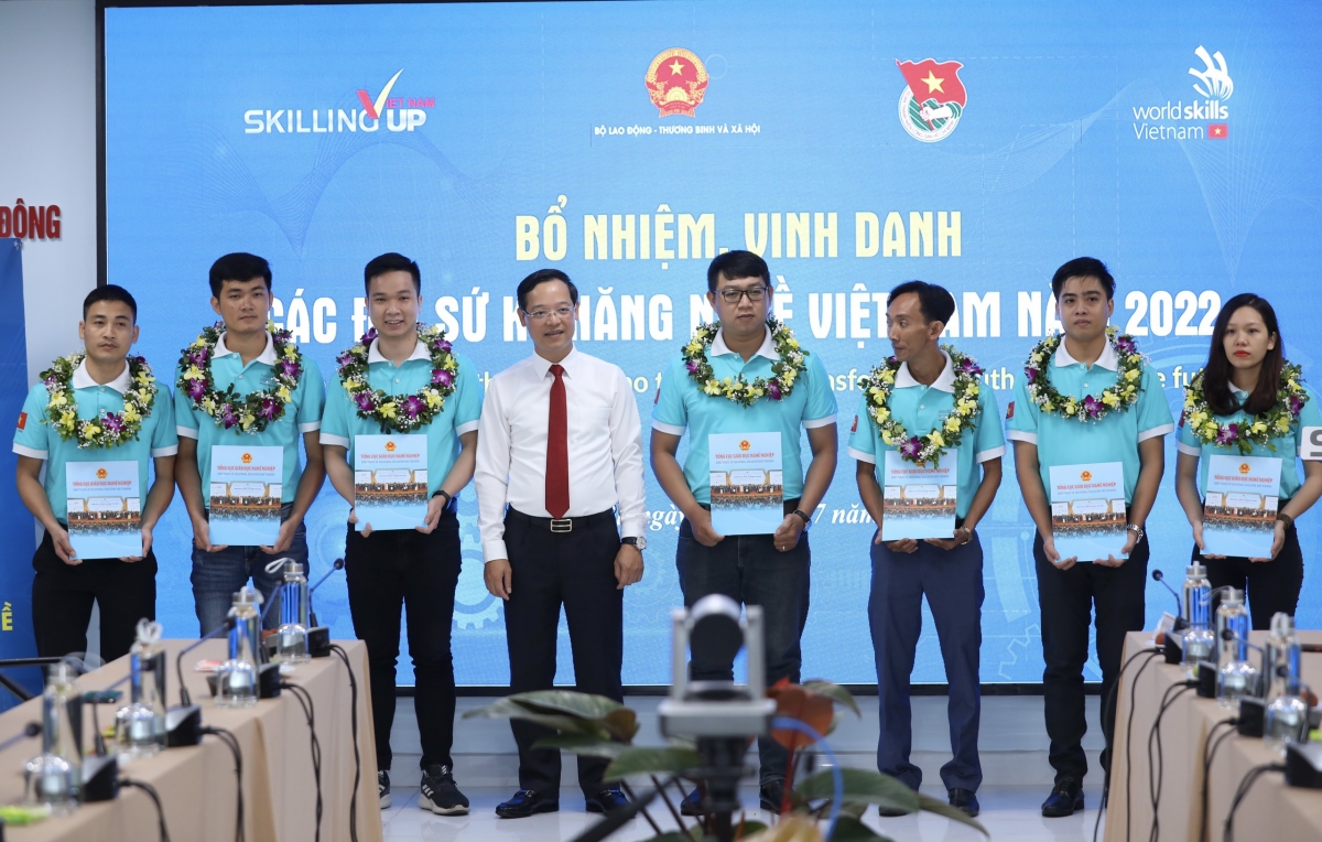 TS. Trương Anh Dũng (Tổng cục trưởng Tổng cục Giáo dục nghề nghiệp, Bộ LĐ-TB&XH) trao quyết định công bố 8 đại sứ Kỹ năng nghề năm 2022. 