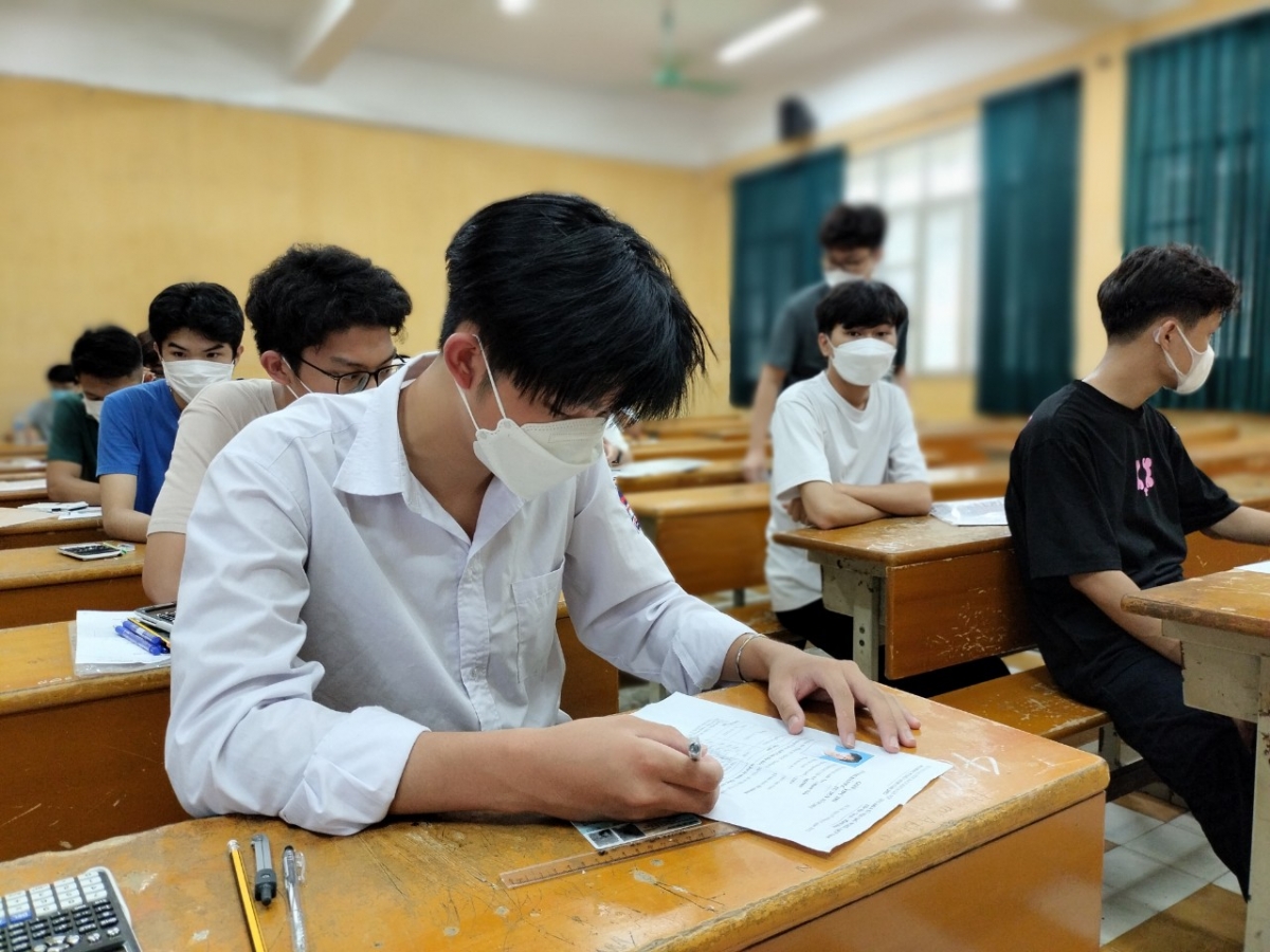 Hơn 7.100 thí sinh thi đánh giá tư duy hoàn thành bài thi bắt buộc Toán - Đọc hiểu và Tiếng Anh tự chọn trong tổng 180 phút.