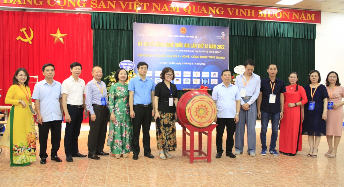 PGS.TS Nguyễn Thị Việt Hương (Phó Tổng cục trưởng Tổng cục Giáo dục nghề nghiệp, Bộ LĐ-TB-XH); Ông Thân Đức Việt, Tổng Giám đốc Tổng Công ty May 10 khai mạc Kỳ thi kỹ năng nghề quốc gia lần thứ 12 năm 2022 - nghề Công nghệ thời trang.