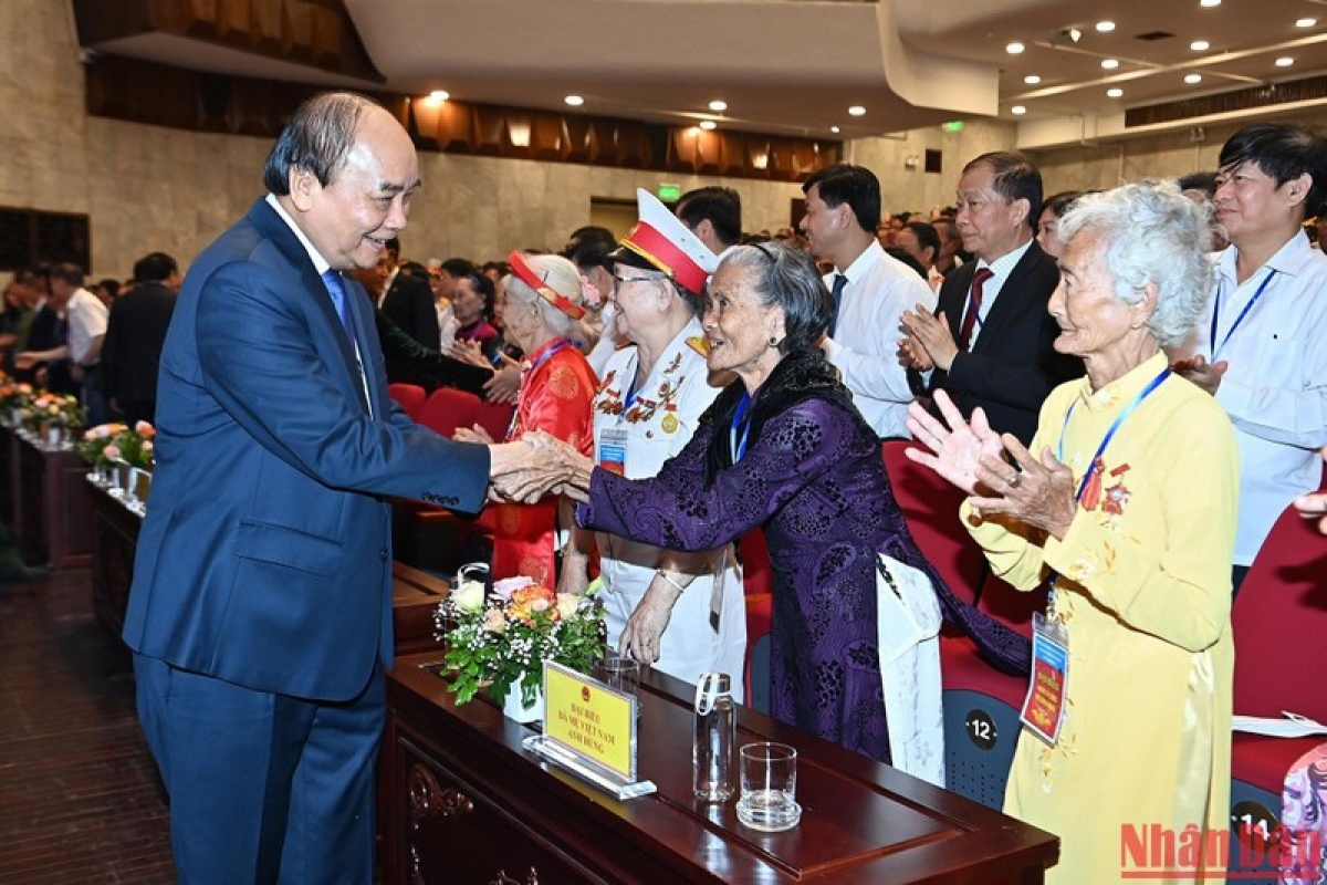 Chủ tịch nước Nguyễn Xuân Phúc với các Mẹ Việt Nam Anh hùng tại Lễ kỷ niệm 