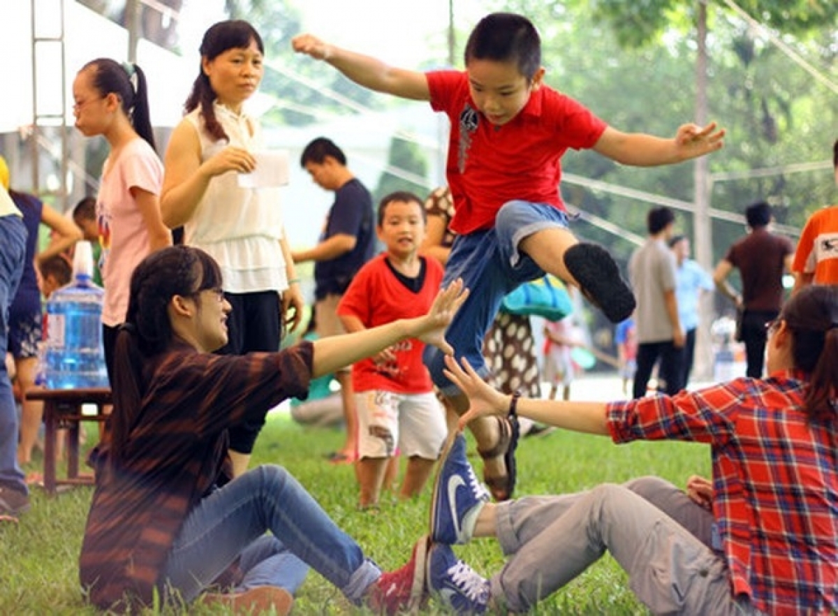 Cùng nhau chơi các trò chơi dân gian                       Ảnh: langvanhoa.com.vn