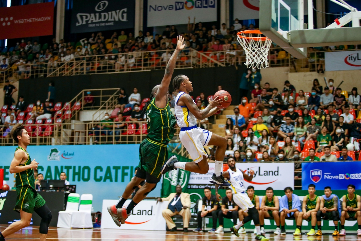 Richard Thomas (trắng) có triple-double với số điểm đạt được cao nhất lịch sử VBA