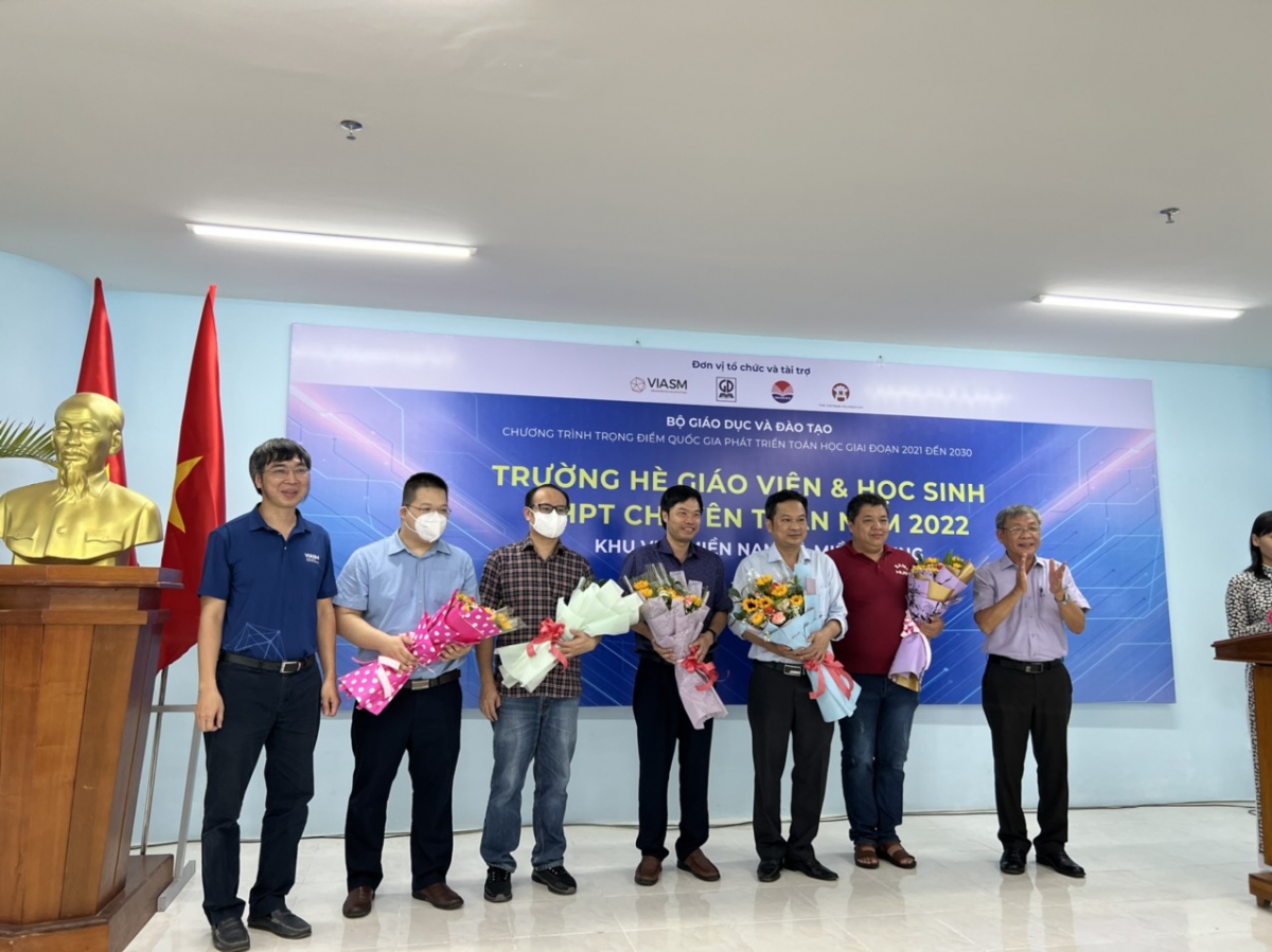 PGS.TS Lê Minh Hà GĐ điều hành viện NCCC về Toán tặng hoa cho các chuyên gia là những giảng viên đầu ngành về Toán của các trường ĐH tham gia giảng dạy trường hè