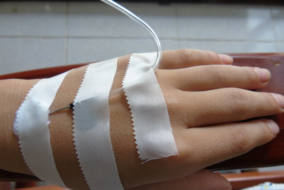 Nguy cơ sốc khi tự ý truyền dịch hạ sốt tại nhà