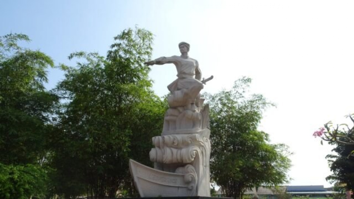 Tượng đài anh hùng Nguyễn Trung Trực ở Nhật Tân- Tân Trụ- Long An      Ảnh: internet