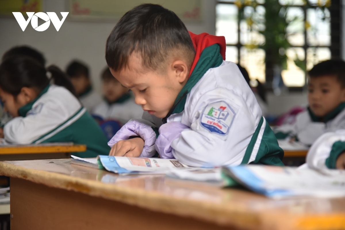 Bố trí giáo viên dạy liên trường, liên huyện cũng sẽ nảy sinh khó khăn vì tỉnh Kon Tum có địa hình cách trở, đồi núi chia cắt